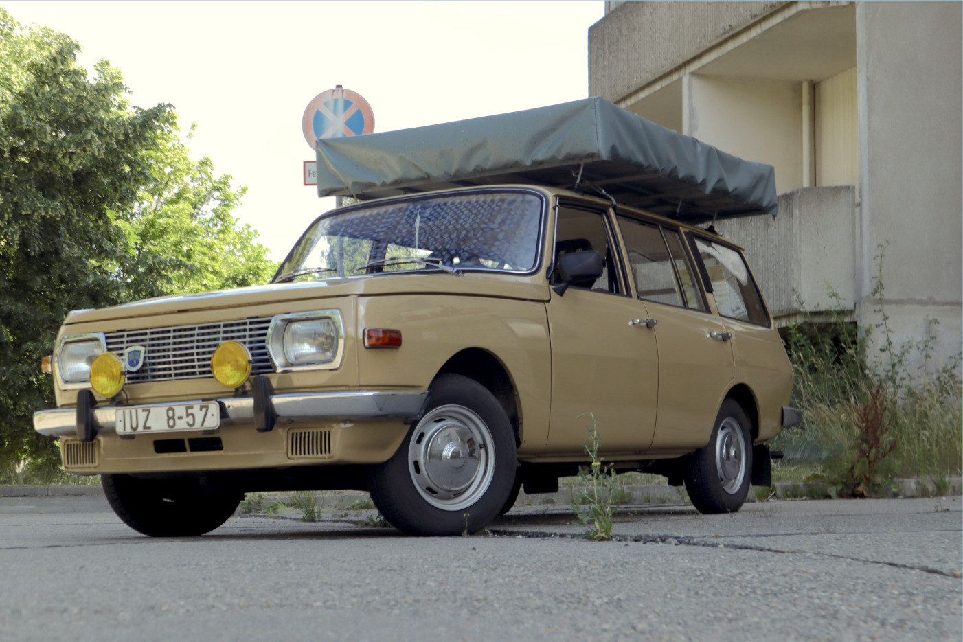 Wartburg vor DDR Neubaublock 